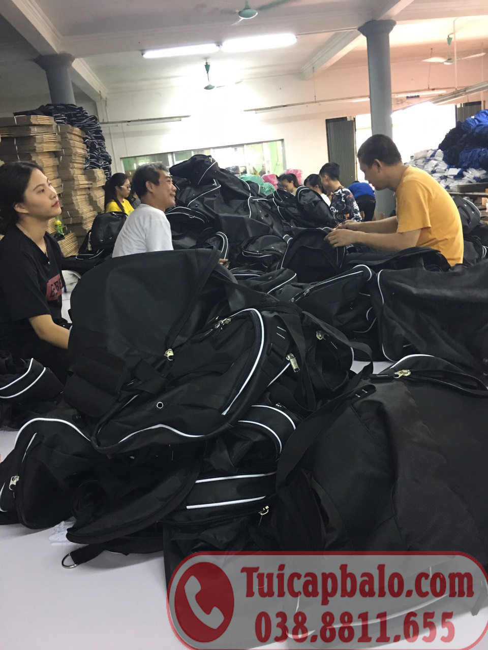 QC kiểm tra hàng trước khi đóng gói tại Bắc Ninh